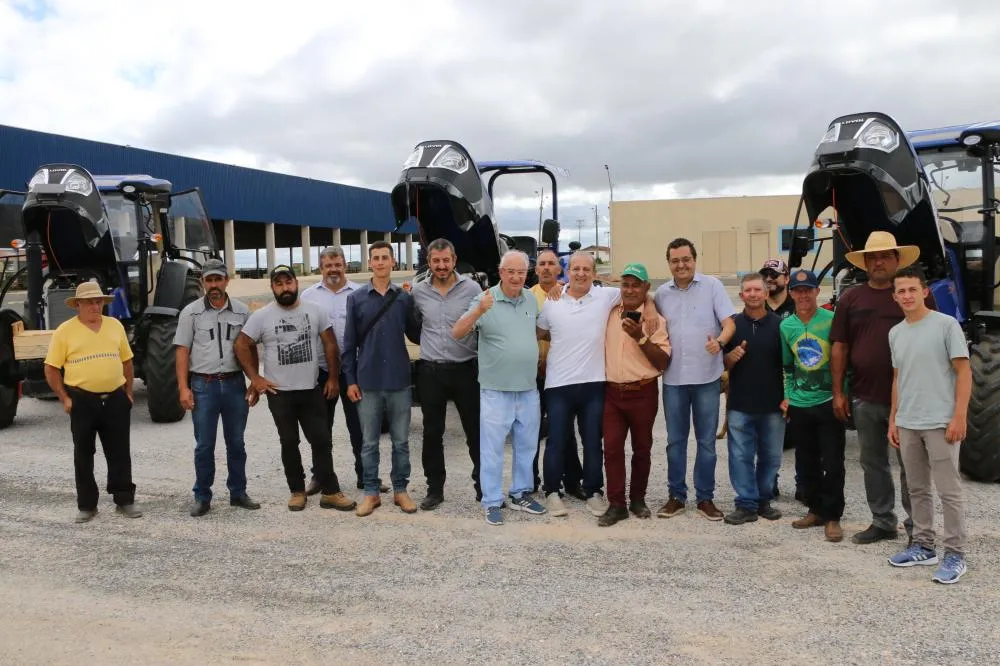 Presidentes das associações da agricultura familiar receberam o maquinário nesta quinta-feira (12)(Imagens: Divulgação/Daniel Calvo