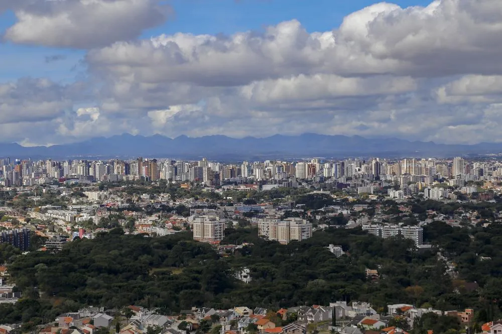 Semana típica de verão: tempo abafado e chuva de fim de tarde no Paraná Foto: Gilson Abreu/Arquivo AEN