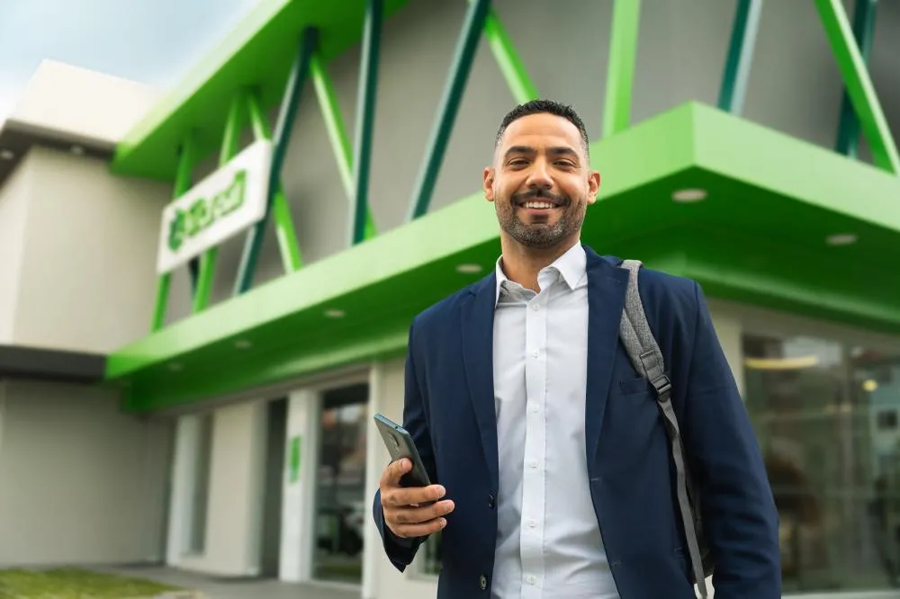 A abertura de novas agências - já são mais de 1.000 na área de atuação das 30 cooperativas da Central Sicredi PR/SP/RJ - reforça o relacionamento próximo aos associados Divulgação/Sicredi