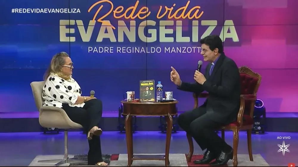 Padre Reginaldo Manzotti e a psicóloga Daniella Fankin Bett durante o REDEVIDA Evangeliza sobre confissão e arrependimento.