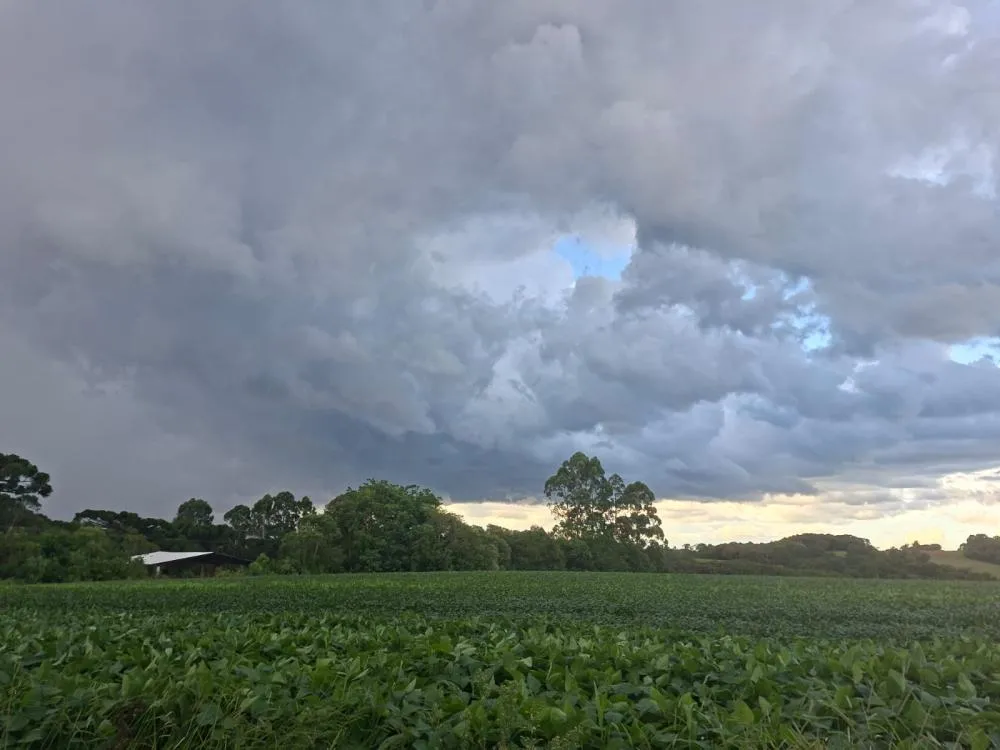 Paraná teve chuvas intensas no fim de semana e previsão indica novas pancadas isoladas. Foto Toninho Anhaia