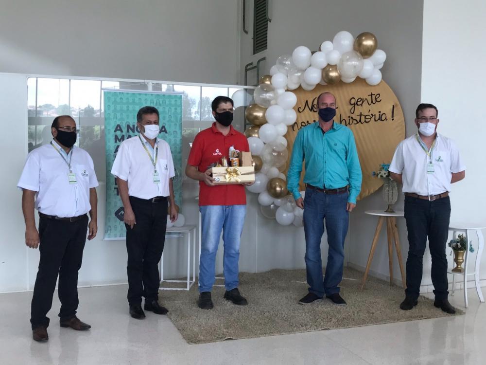 Em Arapoti, sede da cooperativa, foram duas turmas com 16 homenageados em cada uma, em um amplo espaço, sem aglomeração e respeitando as medidas de distanciamento.
