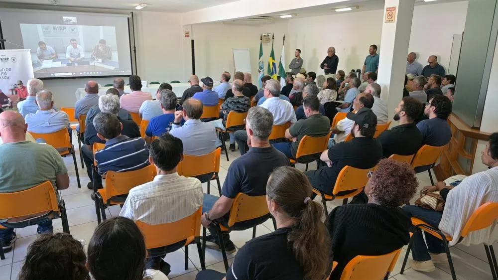 Produtores e autoridades discutem os prejuízos causados pelas quedas de energia no campo, em reunião no Sindicato Rural de Castro. Crédito da Foto: Toninho Anhaia