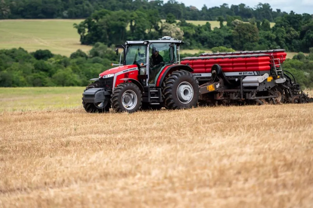 Trator MF 5M: piloto automático, telemetria e monitoramento remoto