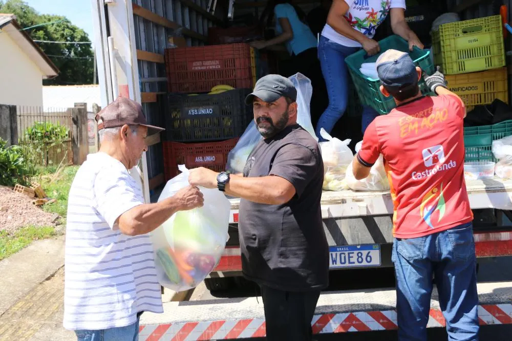 Mais de 65 toneladas de alimentos já foram distribuídos às famílias Imagens: Arquivo/Daniel Calvo