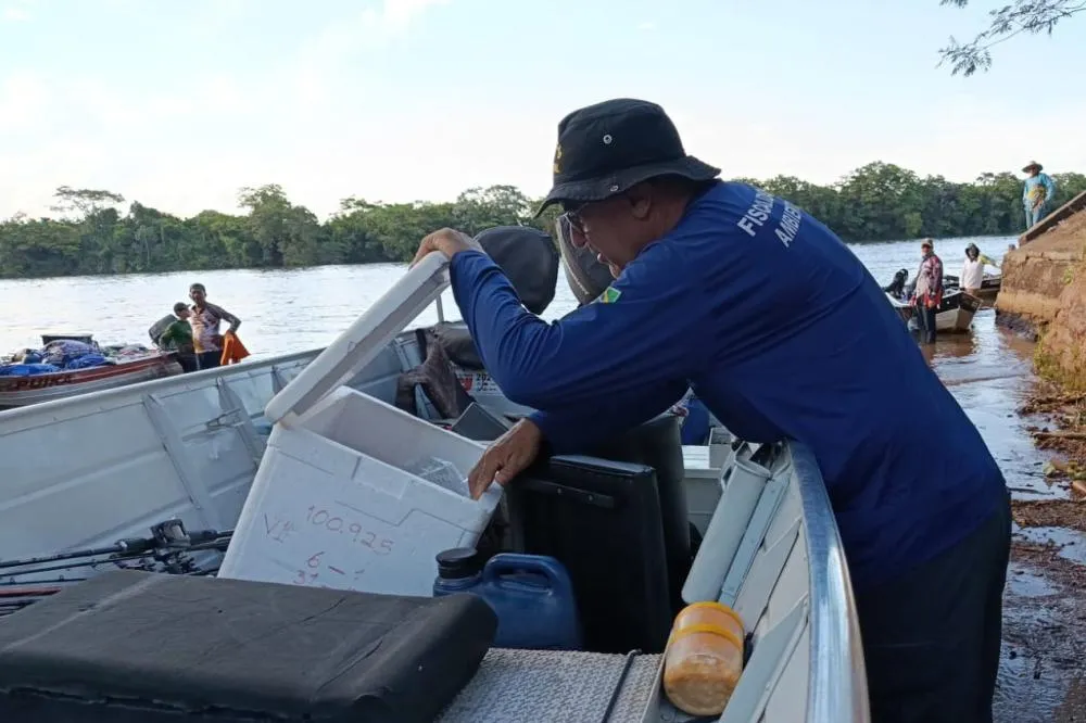 Agentes do IAT abordam 150 embarcações em primeira ação de fiscalização após a Piracema Foto: IAT