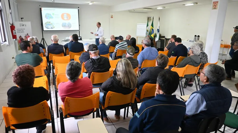 Representantes da Copel apresentaram plano de ação para melhorar o fornecimento de energia elétrica na área rural durante reunião com produtores no Sindicato Rural de Castro. Crédito da Foto: Toninho Anhaia