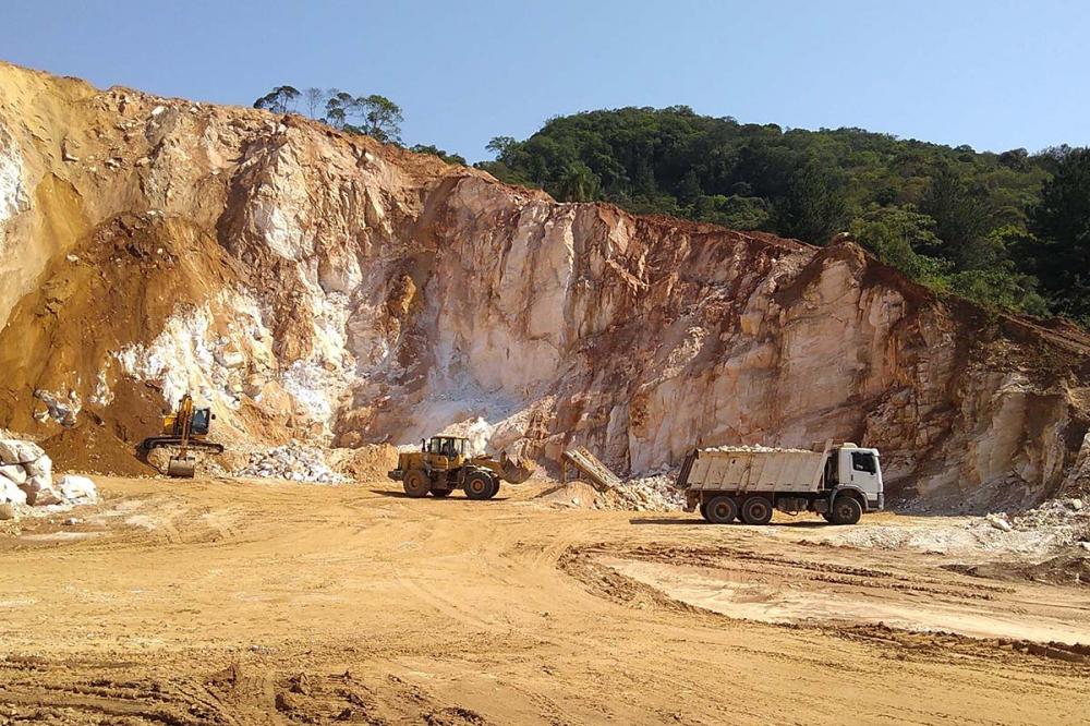 O setor está presente em 183 municípios paranaenses e foi responsável por injetar, em 2019, R$1,1 bilhão na economia do Estado. A arrecadação ultrapassou os R$17 milhões em Compensação Financeira pela Exploração de Recursos Minerais (CFEM).