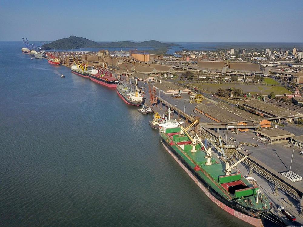 Para 2021, a expectativa é de safra recorde. Segundo a Companhia Nacional de Abastecimento (Conab), o Brasil deve colher 134,953 milhões toneladas de soja e o Porto de Paranaguá é uma das principais saídas para o mundo.