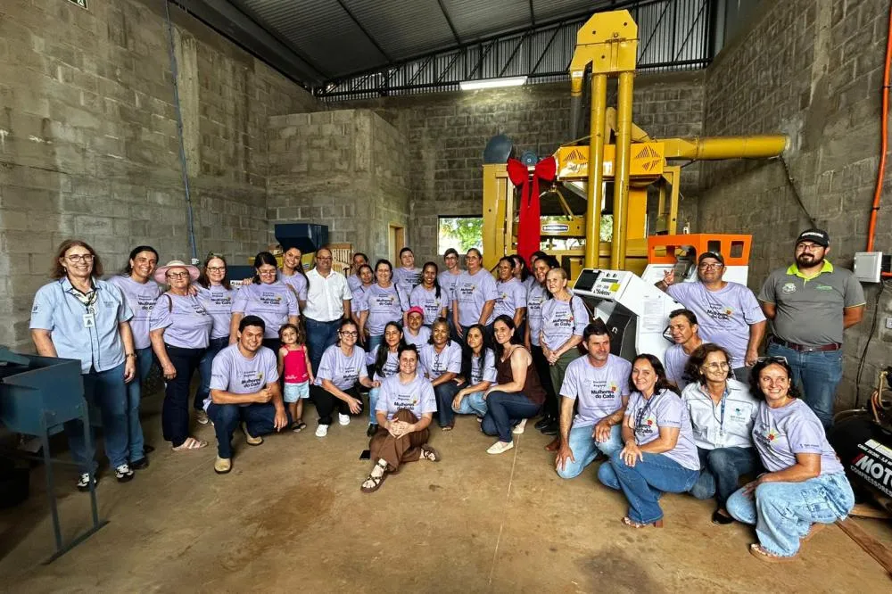 Apoio do Estado: pequenos produtores de Lidianópolis ganham beneficiadora de café Foto: IDR