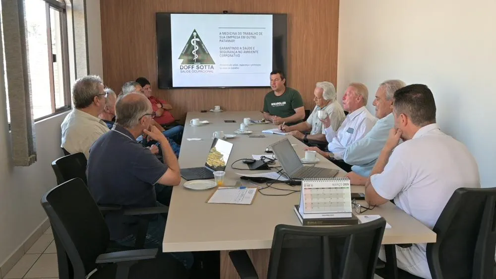 Produtores rurais acompanham apresentação sobre saúde ocupacional no Sindicato Rural de Castro. Crédito da Foto: Toninho Anhaia