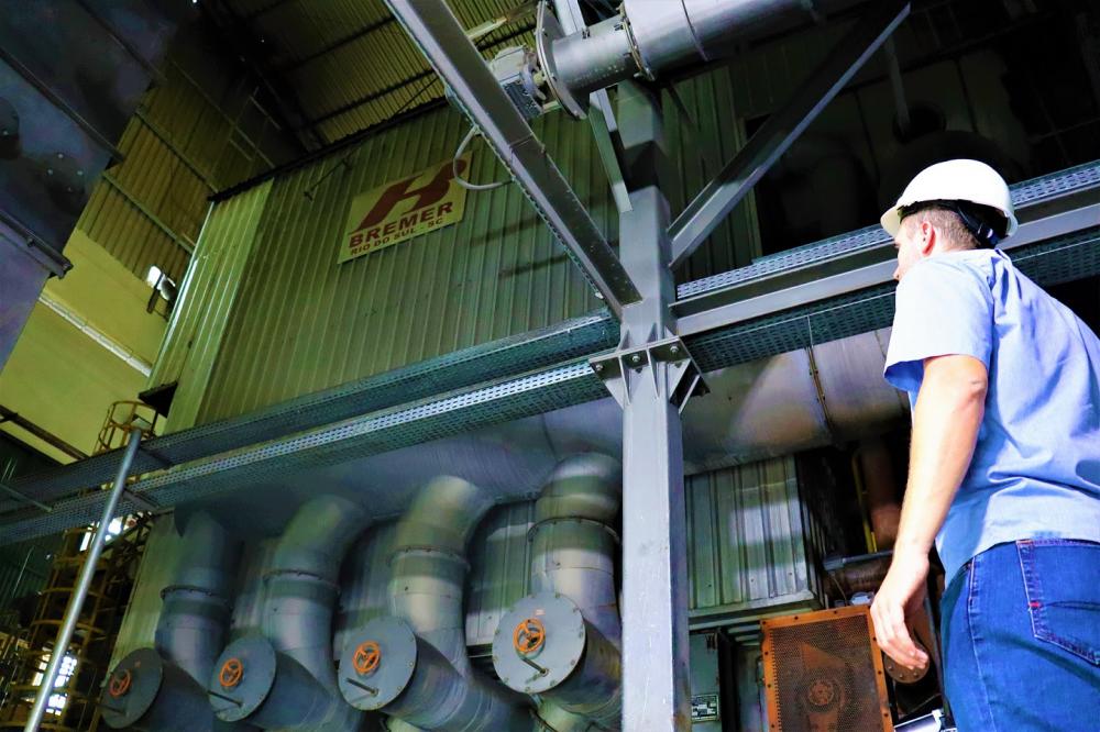 Em um sistema de cogeração, a usina tem queimado 90 toneladas de cascas de arroz por dia na caldeira e produzido, com isso, 23 toneladas de vapor a cada hora.