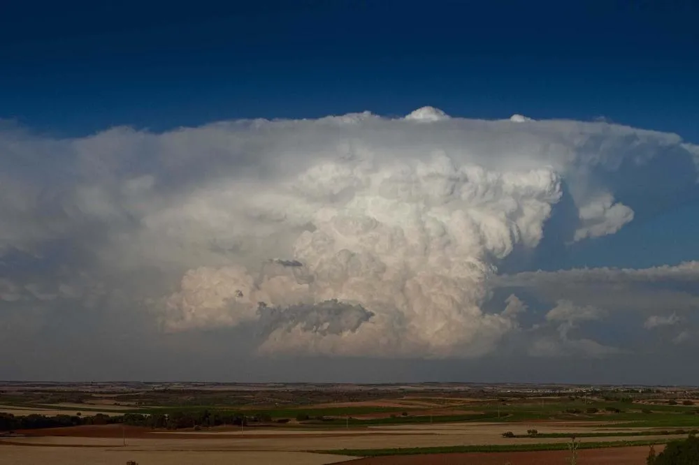 De olho no céu: Simepar explica os tipos de nuvens que apresentam riscos de tempestades Foto: Simepar