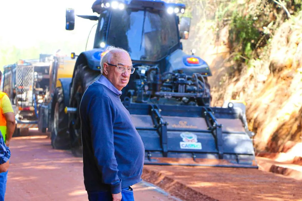 Comitiva conheceu o funcionamento do equipamento em uma estrada da região do Santo Antônio. Foto Daniel Calvo