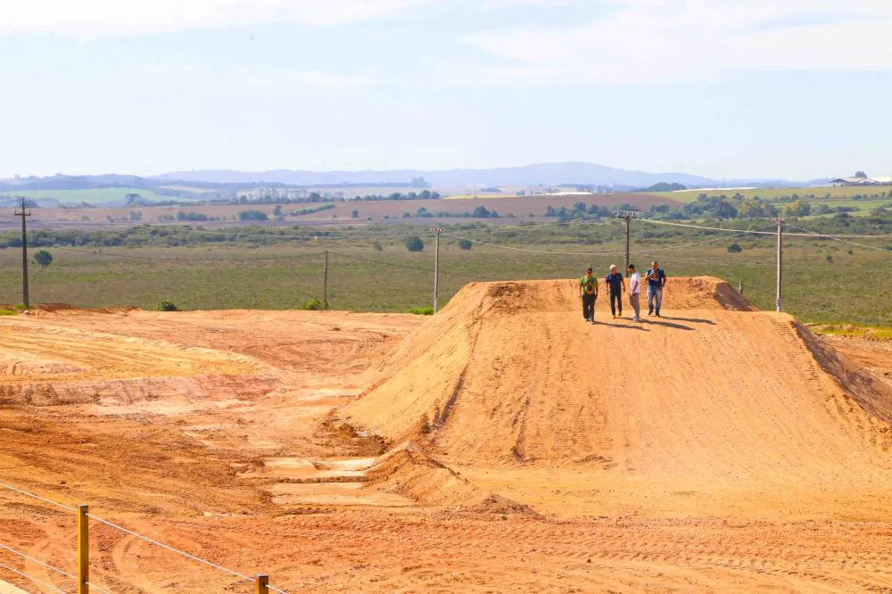 Pista está sendo reconstruída dentro dos padrões internacionais. Foto Daniel Calvo