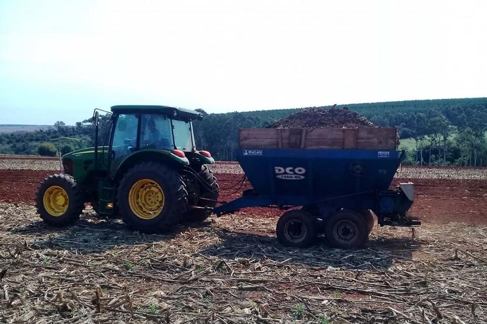 Antes de ir para a agricultura, o lodo de esgoto recebe tratamento para eliminar patógenos e torná-lo 100% seguro para o seu manuseio. Seguindo restrições da legislação brasileira, no Estado é proibido o uso em hortas, tubérculos, raízes e culturas inunda