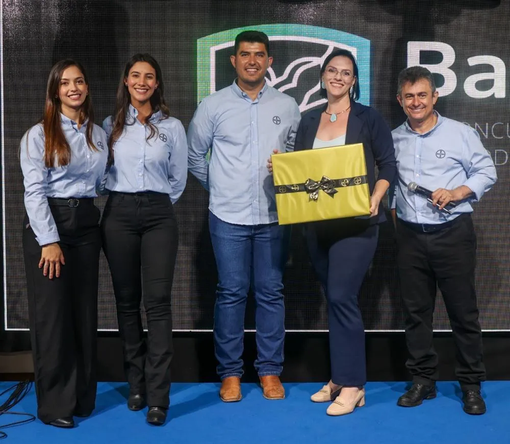 A diretora do ICM, Mônica Jasper, ao lado dos representantes da Bayer durante o evento Crédito: Divulgação / ICM