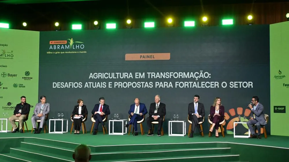 Lideranças do agro, governo e setor produtivo debateram crédito rural, biotecnologia e geopolítica durante o 4º Congresso Abramilho, em Brasília. Crédito da Foto: Toninho Anhaia