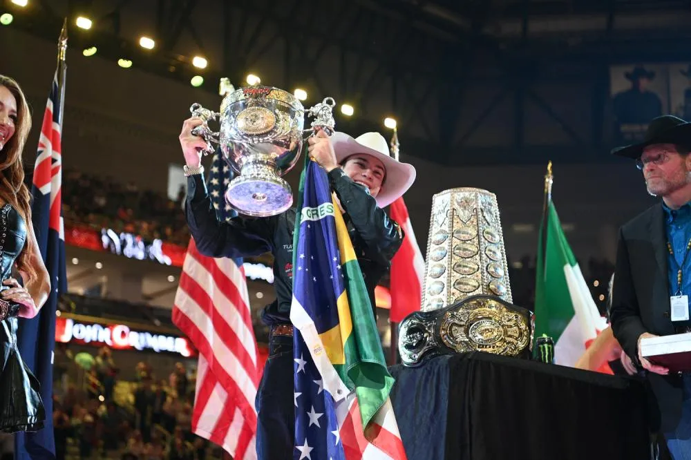 John Crimber supera a pressão, vence em Fort Worth e conquista o título mundial da PBR 2026 aos 20 anos.. courtesy Bull Stock Media