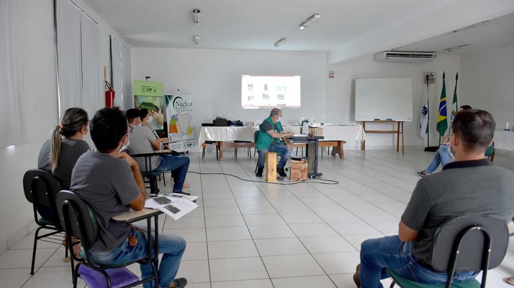 No curso, os alunos tiveram aulas teóricas e práticas para conhecer melhor o universo da abelhas indígenas sem ferrão. Fotos Toninho Anhaia