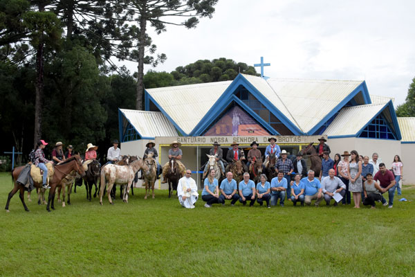 1.ª Expedição da Rota do Rosário, tem um trajeto com mais de 600KM e passa por 15 cidades e 15 Santuários. Durante a peregrinação os participantes passam por lindas paisagens do Norte do Paraná e Campos Gerais. Foto Toninho Anhaia