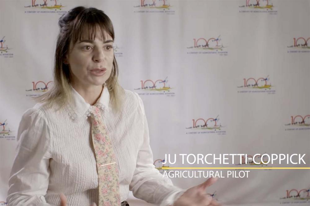 A piloto brasileira Juliana Torchetti Coppick, que atualmente trabalha por lá, faz fala no vídeo sobre o centenário.