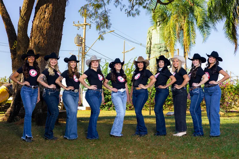Dez candidatas concorrem ao título de Rainha da Festa do Peão de Barretos 2026. A final será realizada no dia 17 de julho, às 20h, no North Shopping Barretos. (crédito: @guizy.fotos)