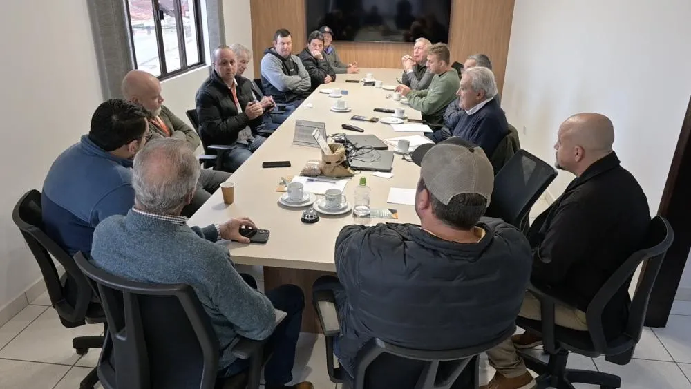 Representantes da Copel e produtores rurais participaram do Café com Produtores no Sindicato Rural de Castro para discutir investimentos e melhorias na energia elétrica do campo. CRÉDITO DA FOTO: Toninho Anhaia