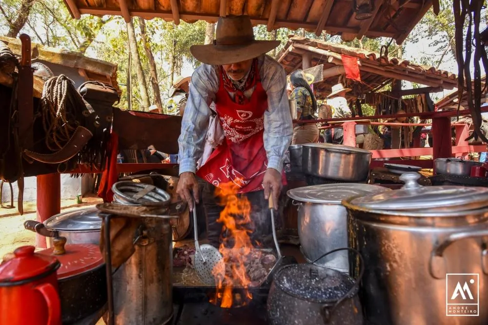 Queima do Alho mantém viva a tradição na Festa do Peão de Barretos, reunindo comitivas, sabores típicos e a cultura raiz no fogo de chão. ( crédito foto: André Monteiro)