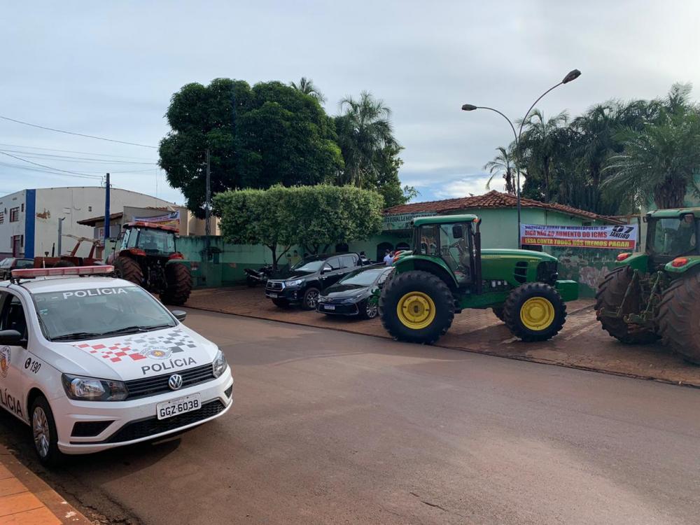 Em muitas cidades paulistas os produtores colocaram seus tratores em ruas e estradas, a manifestação segue pacífica e mostra o descontentamento do setor.
