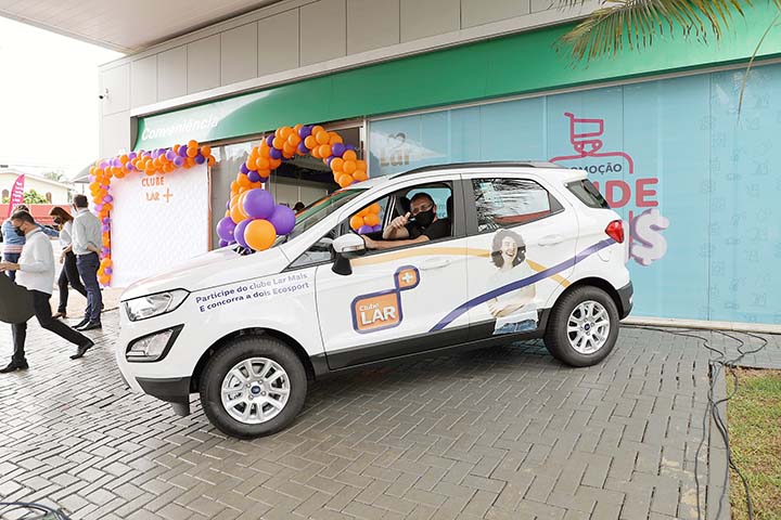 Ganhador do veículo Ford Ecosport 2020/2021 foi o morador de Medianeira Jorge Paulo de Paula. Fotos divulgação