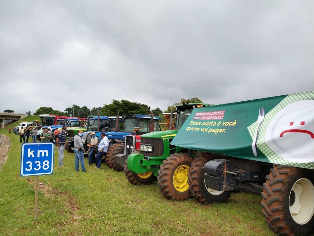 O diretor do Sindicato Rural de Itararé Edivanil Zambon explica que os manifestantes ficaram no trevo de Itararé, sem fechar rodovia, somente com faixa e explicando para população que quem irá pagar esta conta é toda a comunidade.