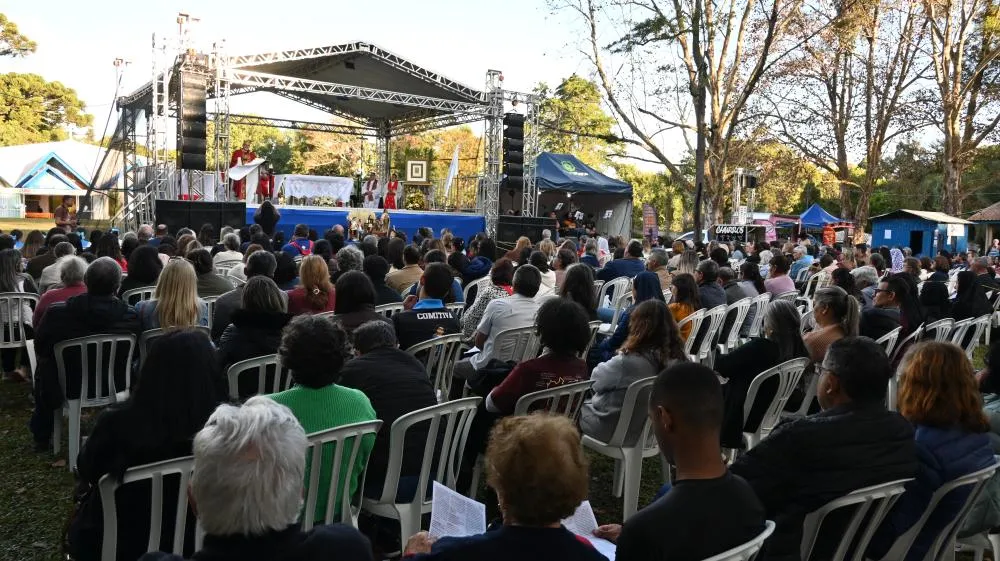 Peregrinos, religiosos e autoridades participaram da 11ª Romaria Centenária da Rota do Rosário no Santuário de Nossa Senhora das Brotas, em Piraí do Sul. Foto Toninho Anhaia