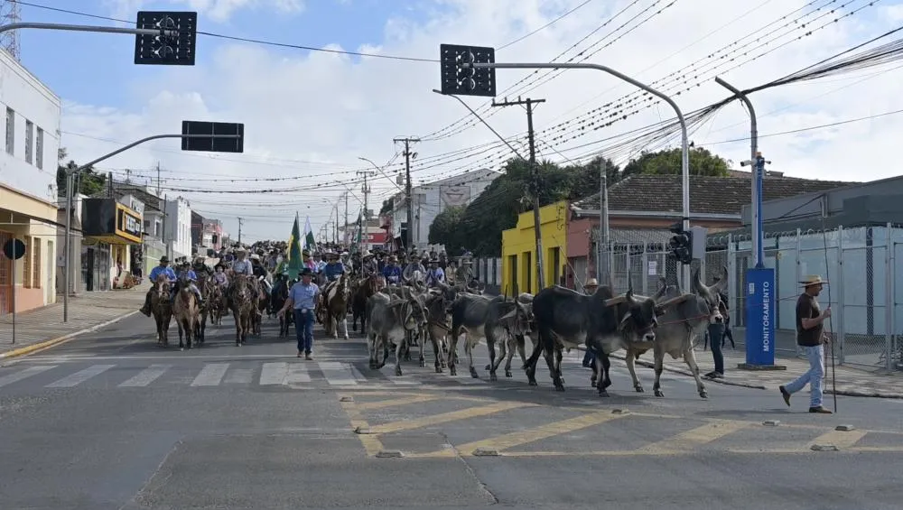 Cavaleiros de diversas cidades participaram da cavalgada até o Santuário de Nossa Senhora das Brotas durante o 7º Encontro Tropeiro de Piraí do Sul. Foto Toninho Anhaia