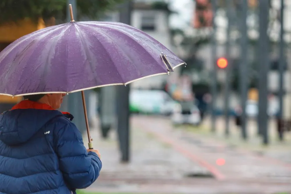 Chuva vai e volta no Paraná até domingo, mas segunda-feira volta a ter sol