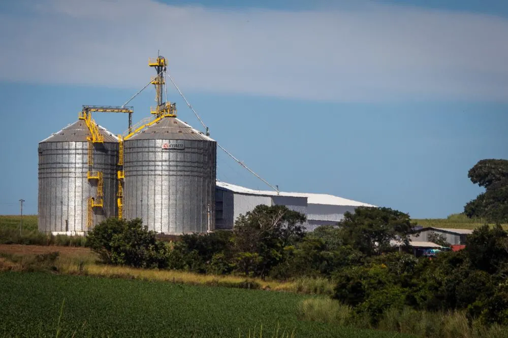 Resistência do governo e de produtores para construir novos armazéns amplia gargalos na safra de grãos