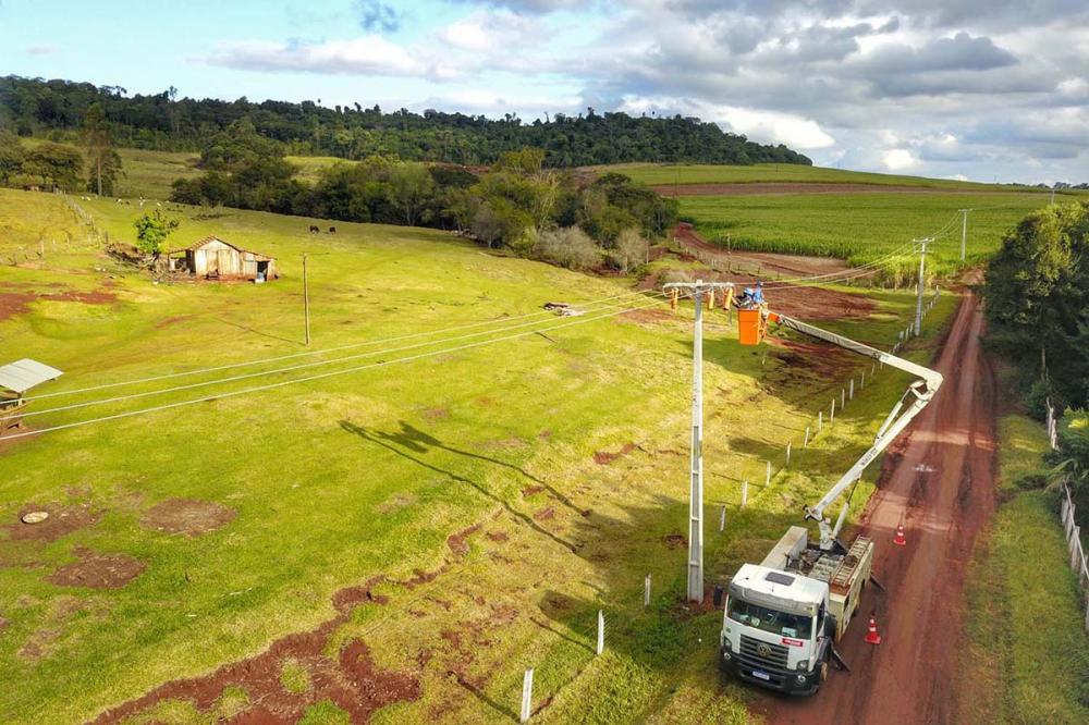 Em 2020, o investimento foi de R$ 261 milhões e ultrapassou o montante planejado inicialmente, que era de R$ 210 milhões. A nova rede trifásica está pulverizada por todo o Estado e as obras geram cerca de mil empregos diretos e indiretos no Paraná. 