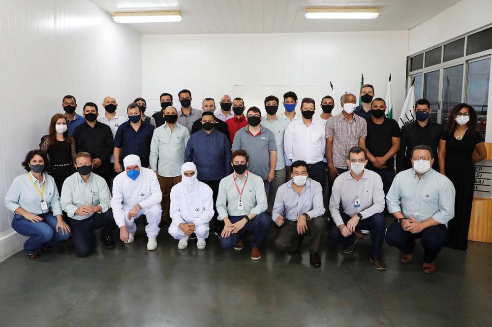 Em parceria com o Sistema FIEP, da unidade SENAI em Cascavel, através do SESCOOP, mais vinte e um colaboradores receberam o certificado de conclusão do curso Técnico em Eletromecânica. 