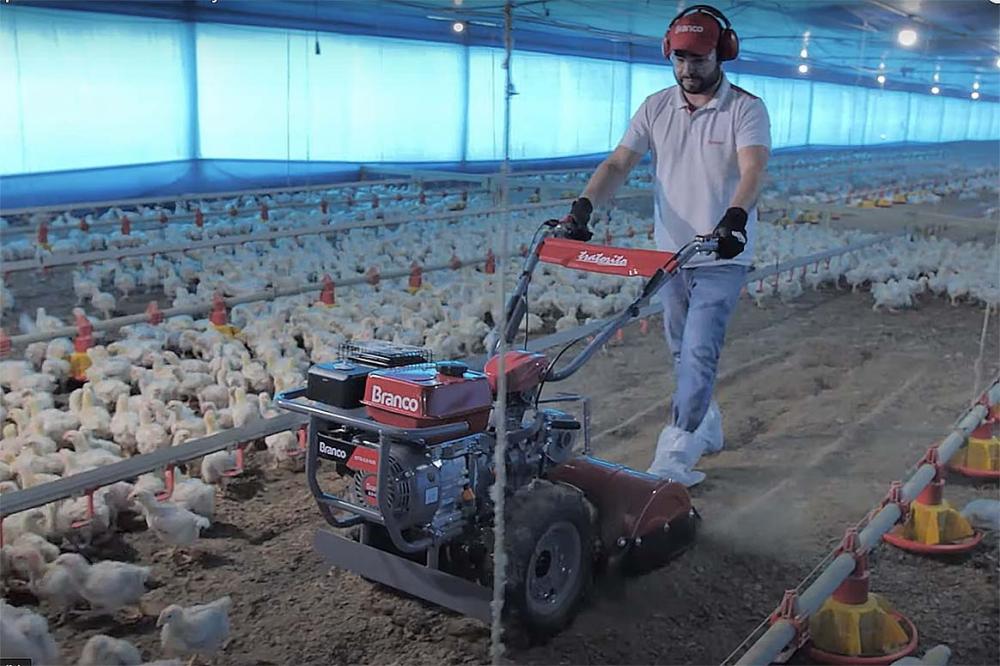 O Tratorito Granja conta com caixa de transmissão reforçada e tração nas lâminas e rodas, que permite realizar o trabalho com menos esforço e ainda mais agilidade.