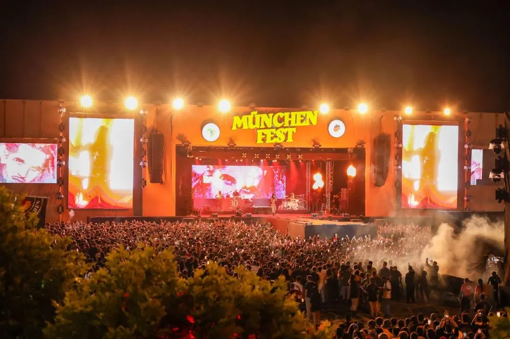 35ª Münchenfest inova com setor open bar e pista como setor único bem perto do palco