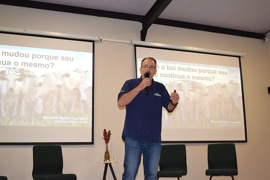 Pesquisador Marcelo Ayres apresentou as vantagens do uso das cultivares mais modernas de forrageiras tropicaisFoto: Breno Lobato