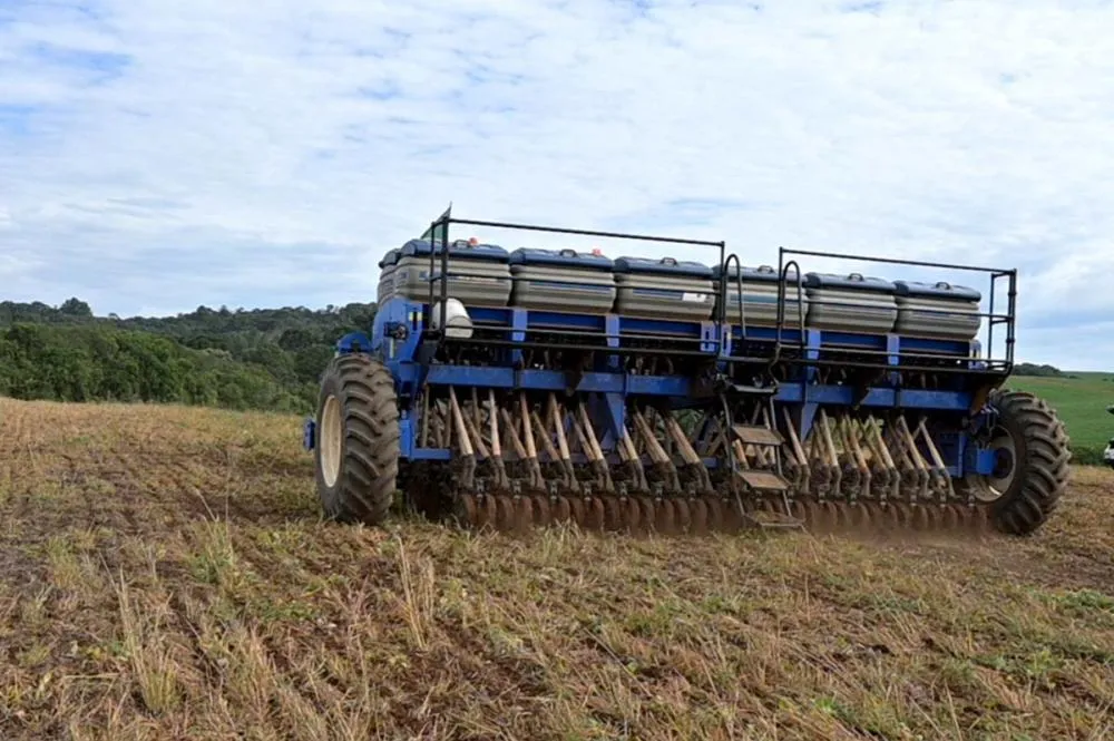 Semeadora em operação nas lavouras do Paraná com o plantio da soja atingindo 36% da área estimada.