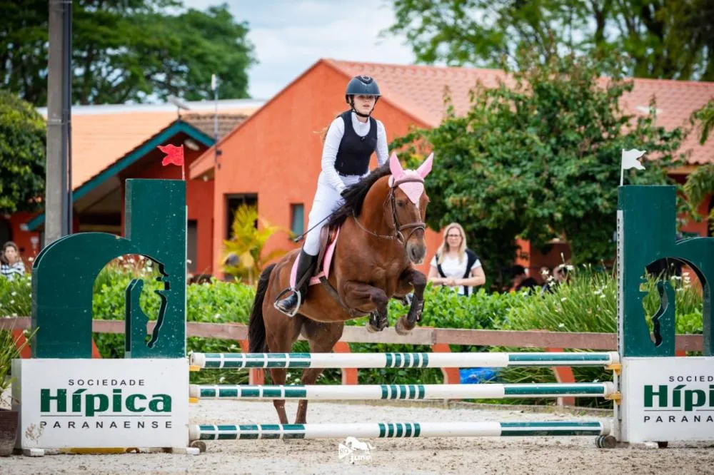Atletas do Clube Hípico de Ponta Grossa (CHPG) conquistaram medalhas e posições de destaque nos Jogos Equestres Paranaenses, evidenciando o talento das amazonas e o trabalho de formação esportiva desenvolvido pela equipe.