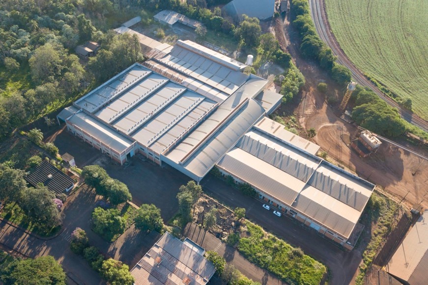 A fábrica, de 22 mil m², estará localizada em terreno de aproximadamente 7 hectares (70 mil m²), na região metropolitana de Londrina (PR). O local abrigará várias linhas de produção, armazenamento de produtos acabados, um laboratório de controle de qualid