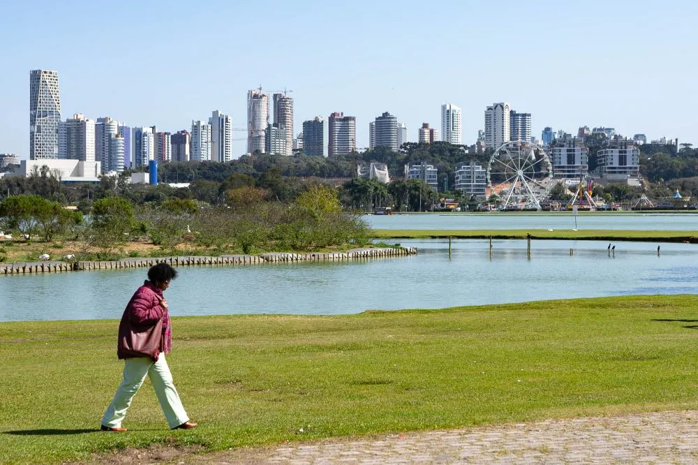 Fim de semana terá trégua na chuva, mas queda de temperatura no Paraná Curitiba, 20 de agosto de 2025 - Parque Barigui. Foto: Roberto Dziura Jr/AEN
