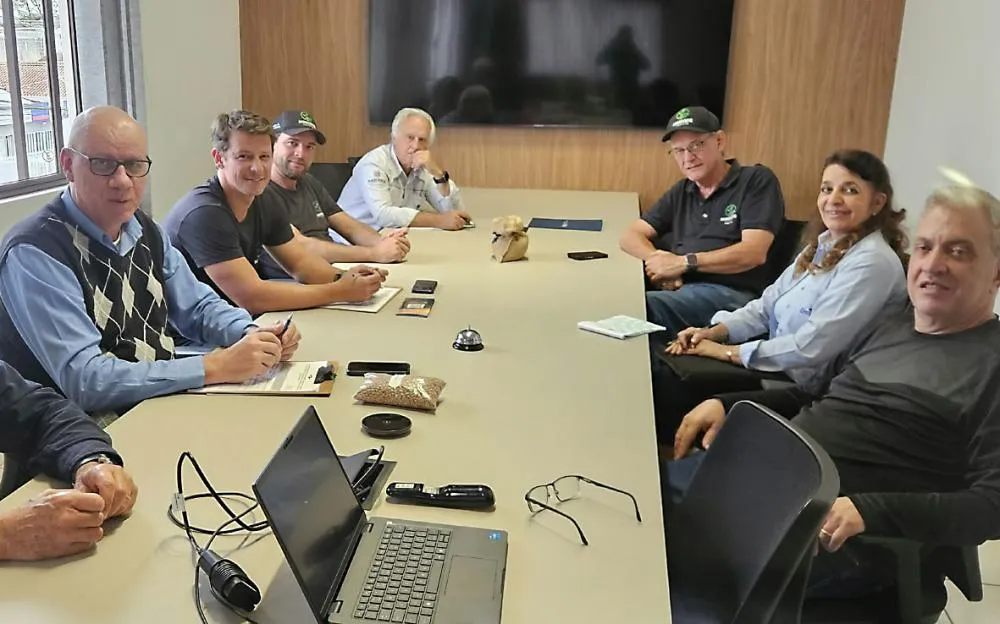 Embrapa reuniu representantes da cadeia produtiva em Castro para avaliar a cultivar BRS FC 415 e divulgar tecnologias que podem aumentar a produtividade do feijão. Foto Toninho Anhaia