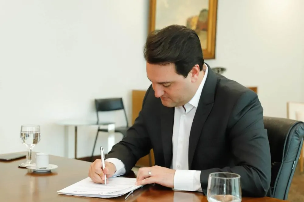 Ratinho Junior assina decreto que estabelece regras da transição para governador eleito Foto: AEN