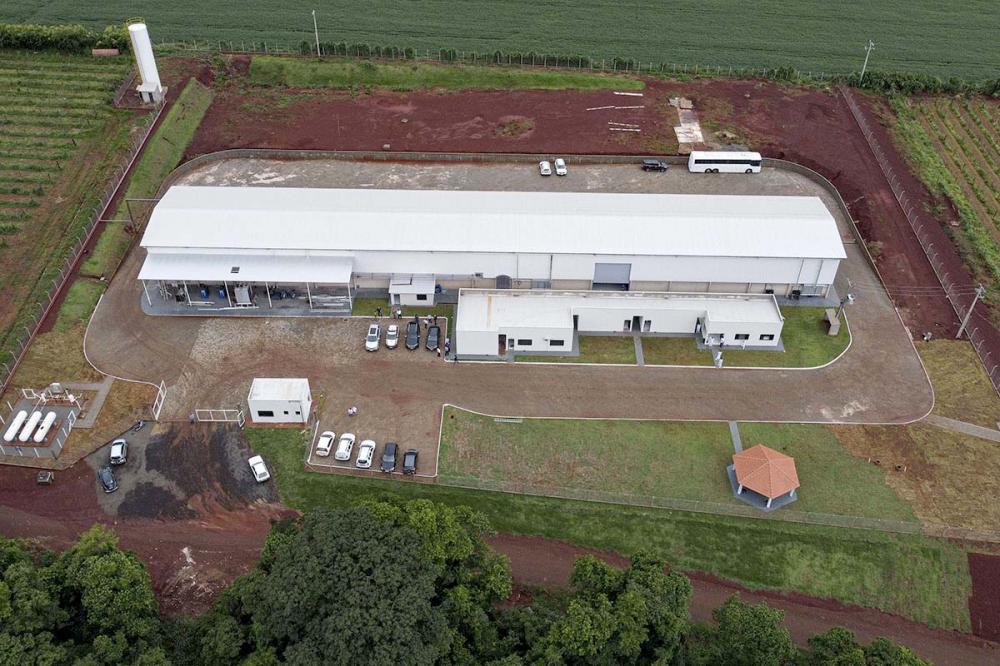 O investimento privado é de R$ 5 milhões, com a geração inicial de 22 empregos diretos. O empreendimento também contempla outros 40 colaboradores na Fazenda Villa Puree, responsável por parte do fornecimento das frutas para a indústria, além da parceria c