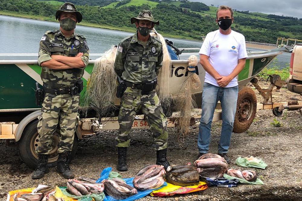 Durante o patrulhamento, foram localizadas uma rede de 40m em uma embarcação abandonada e uma tarrafa fora das imediações da pousada. O material apreendido será destruído no 3º pelotão da 4ª Cia BPAMB Força Verde.