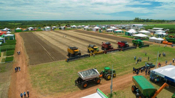 Dinetec é a maior feira do Vale do Araguaia focada em demonstrações de tecnologias Agropecuárias, realizada no Município de Canarana - Mato Grosso.